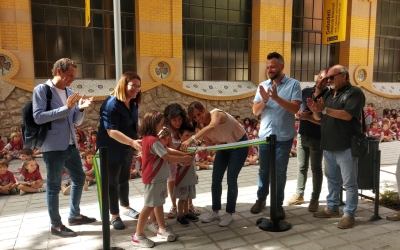 L'alcaldessa, regidors i alumnes del Sagrada Família tallen la cinta inaugural del carrer Indústria